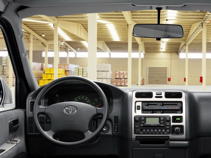  Toyota Hiace 2006 года  (фото 5 из 27)